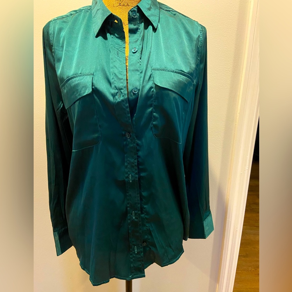 Bistro green satin signature equipment shirt in size size small.